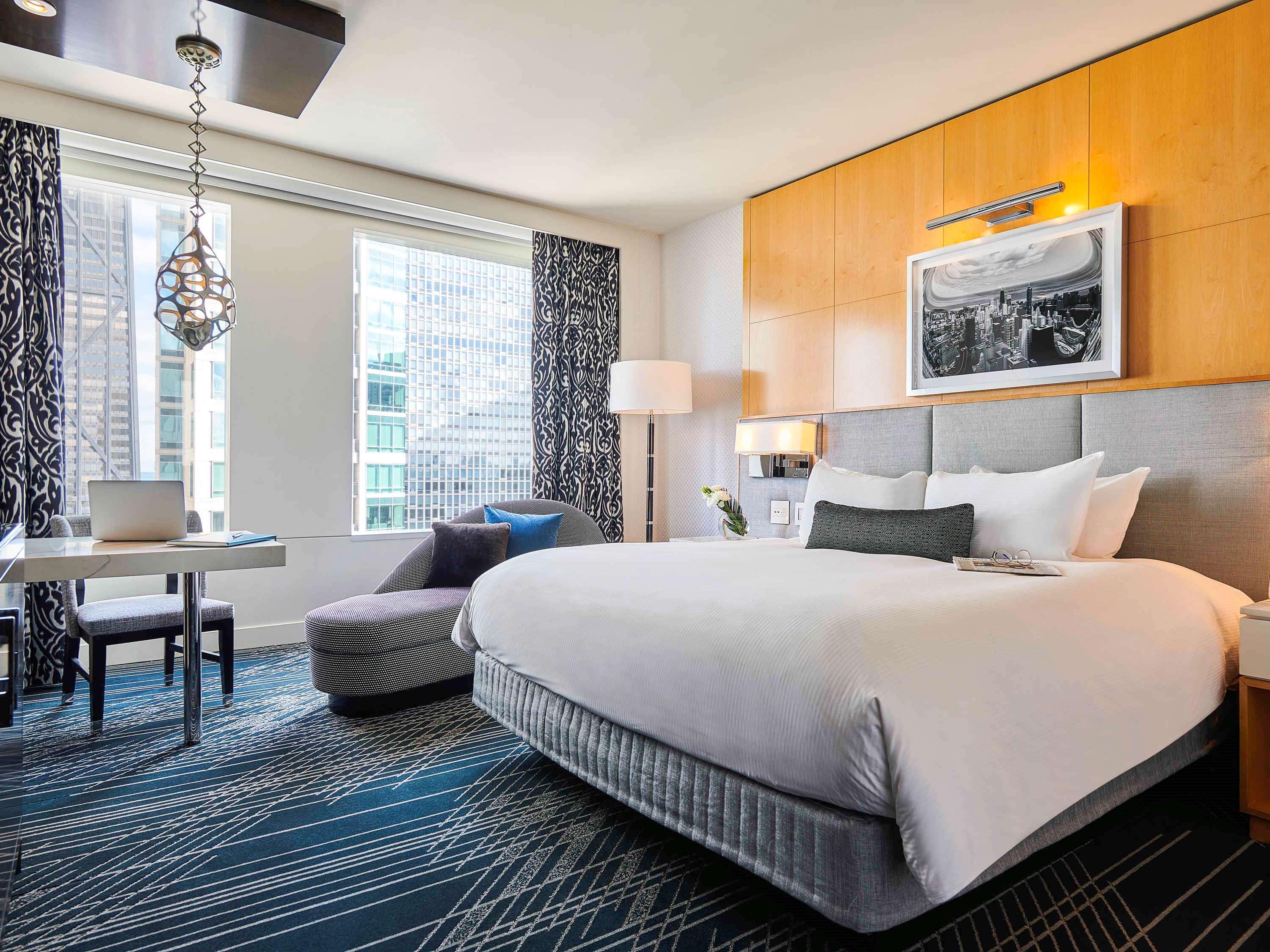 Sofitel Chicago Magnificent Mile Hotel Екстериор снимка A guest room at the Hotel Commonwealth
