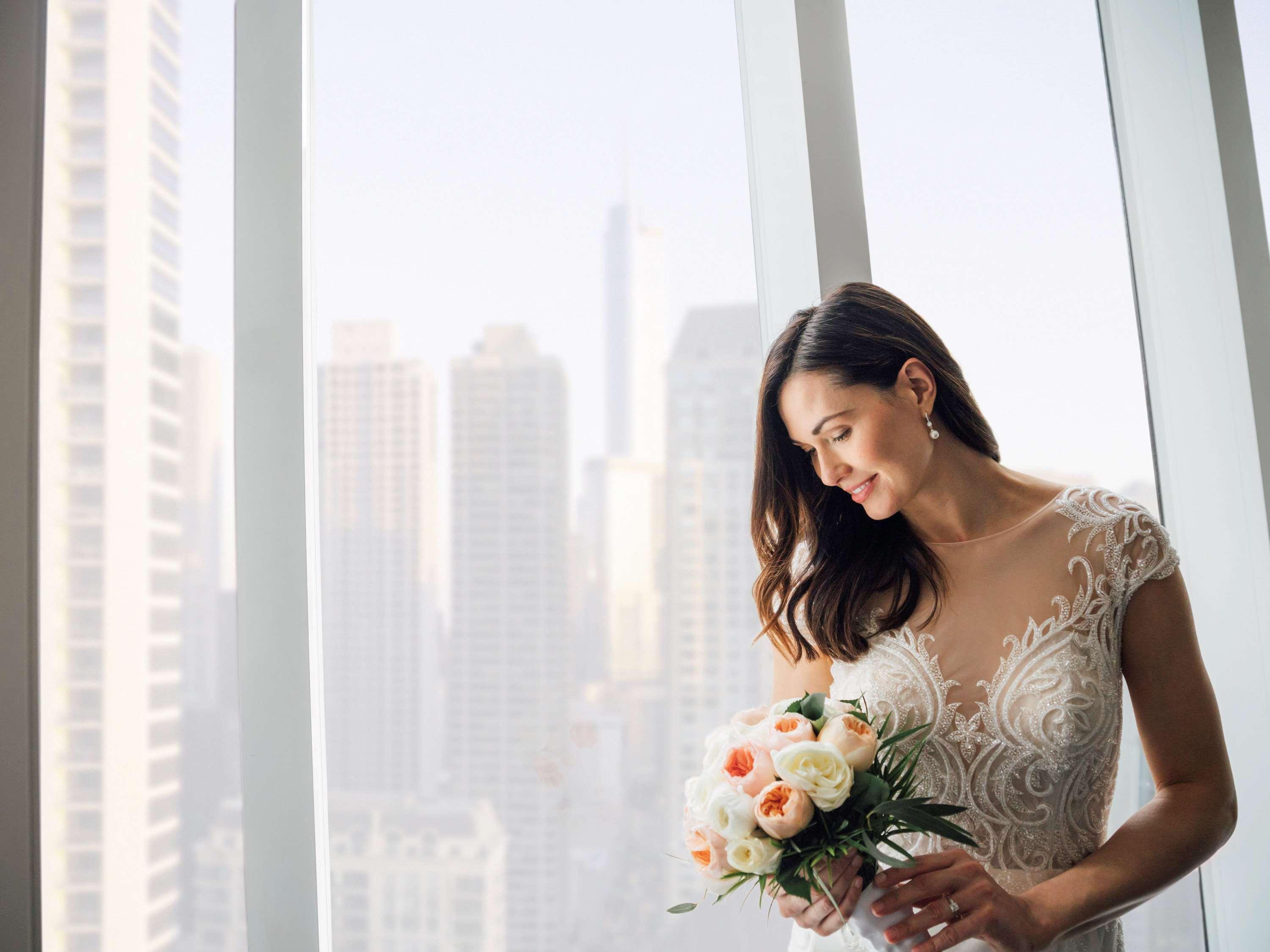 Sofitel Chicago Magnificent Mile Hotel Екстериор снимка A bride in a wedding dress