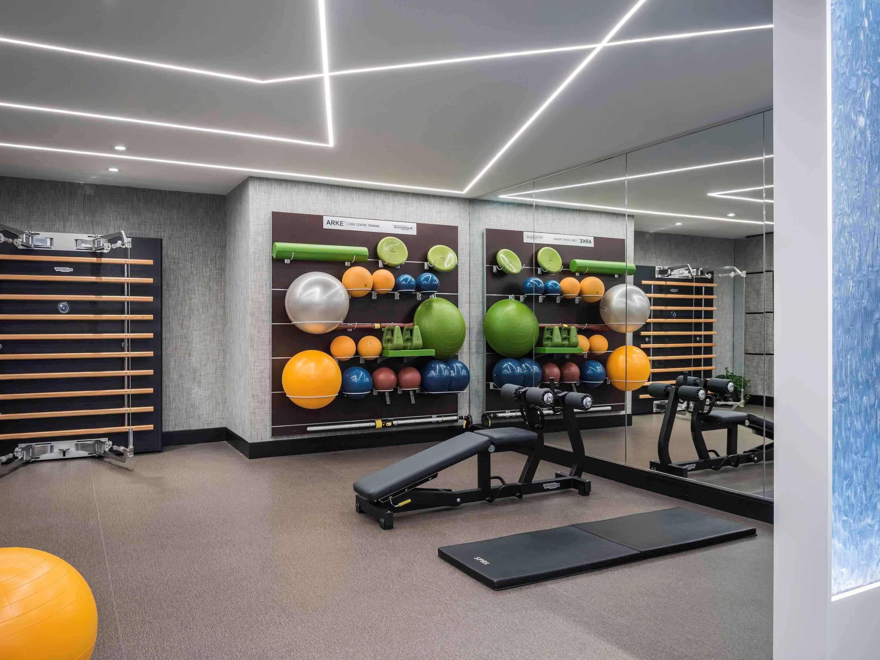 Sofitel Chicago Magnificent Mile Hotel Екстериор снимка The gym at the 100 East 53rd Street building