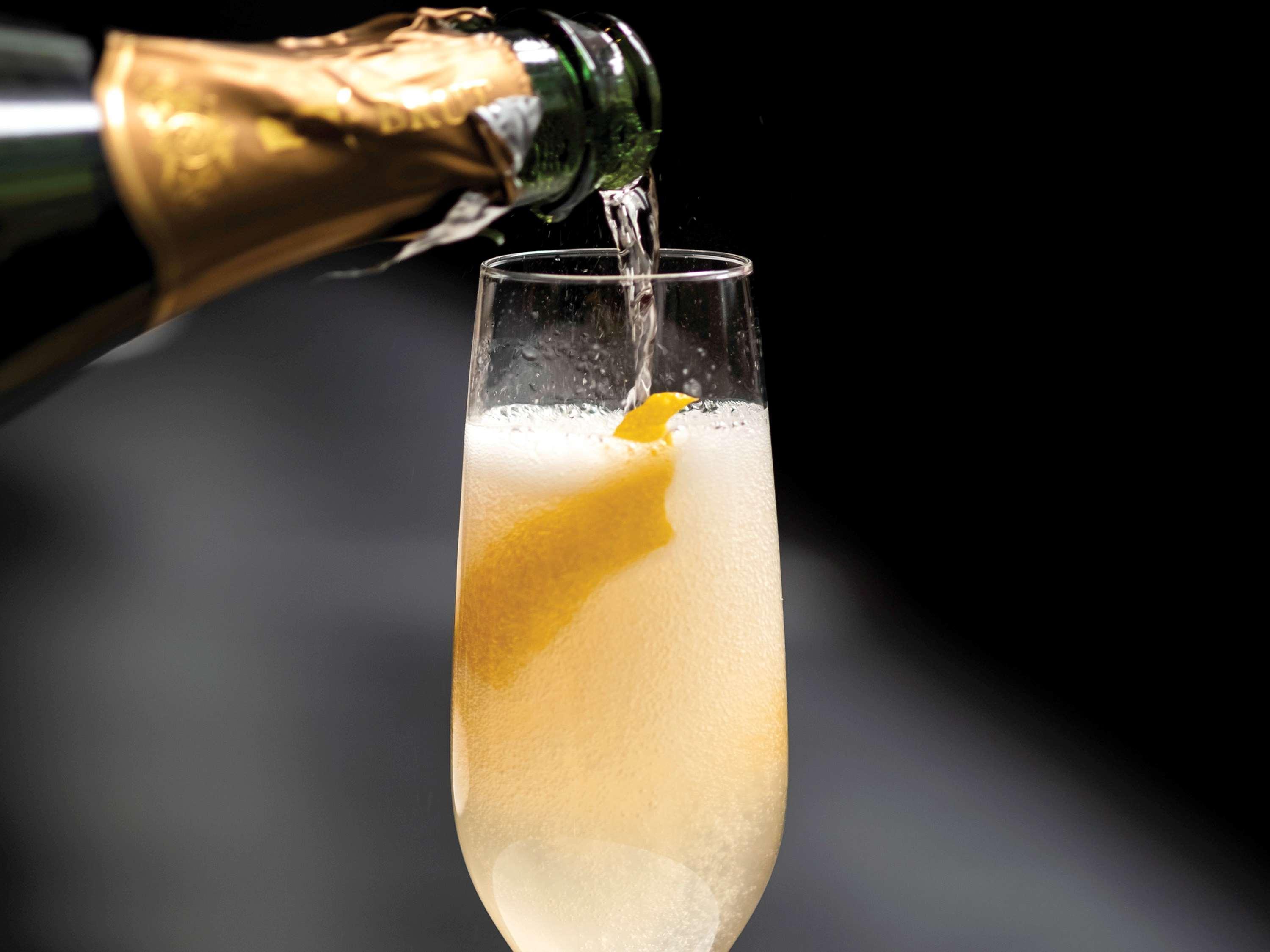 Sofitel Chicago Magnificent Mile Hotel Екстериор снимка Champagne being poured