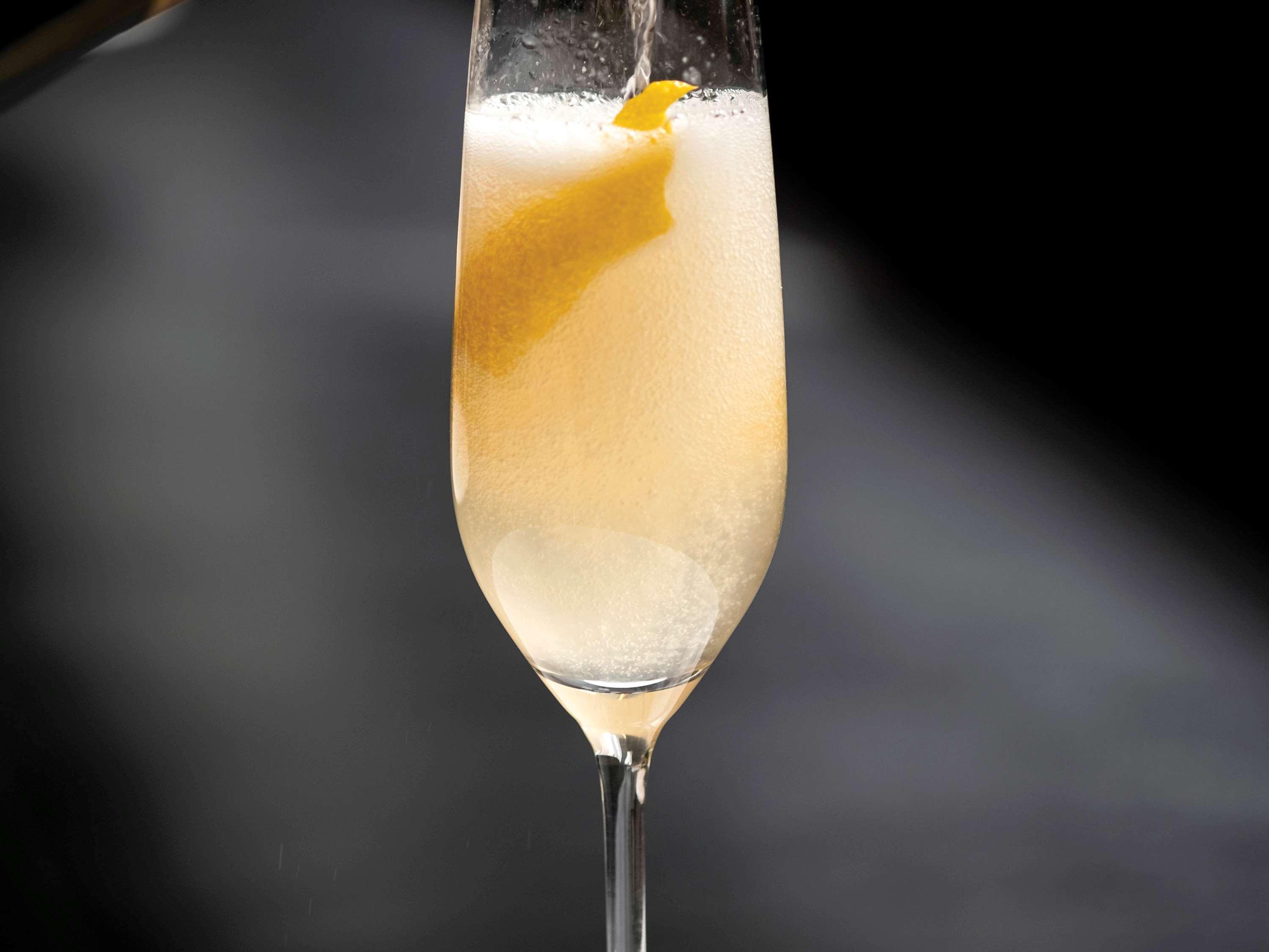 Sofitel Chicago Magnificent Mile Hotel Екстериор снимка A French 75