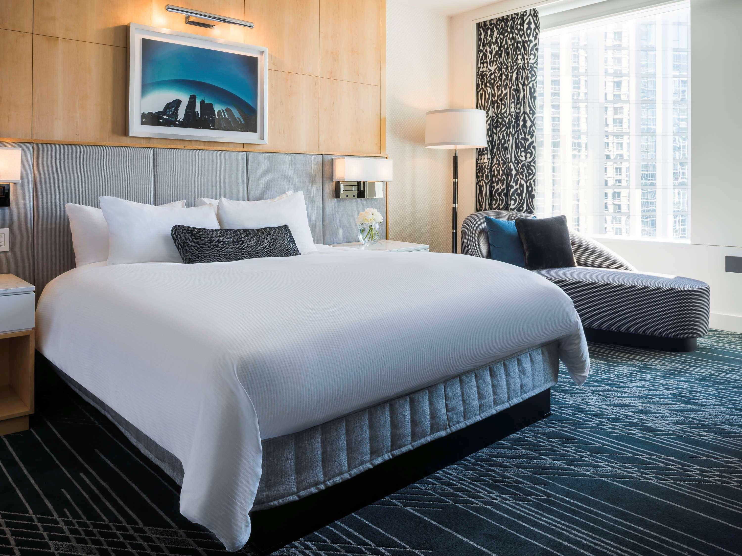 Sofitel Chicago Magnificent Mile Hotel Екстериор снимка A guest room at the Westin Boston Seaport District