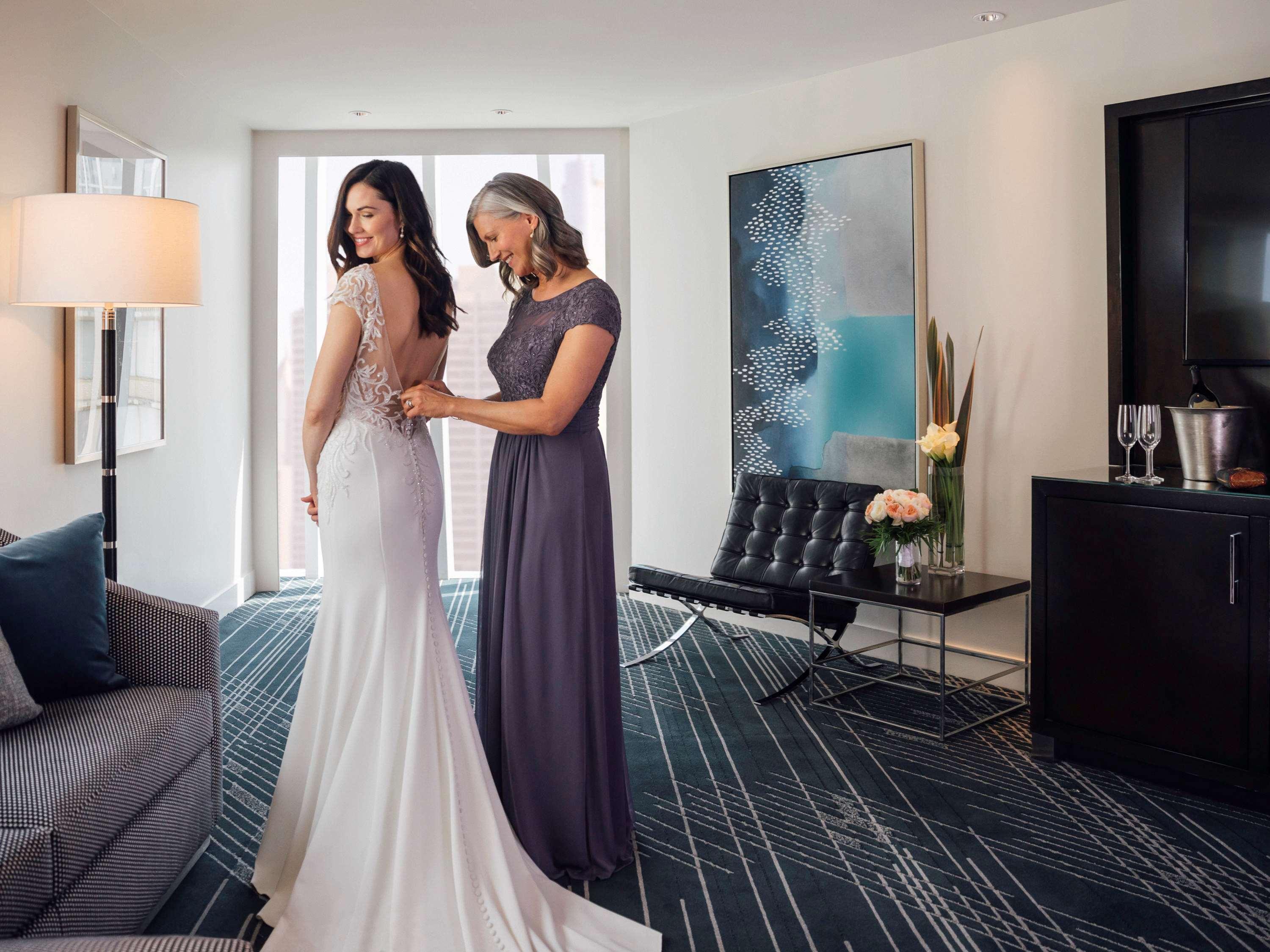 Sofitel Chicago Magnificent Mile Hotel Екстериор снимка A mother helping her daughter get ready for her wedding