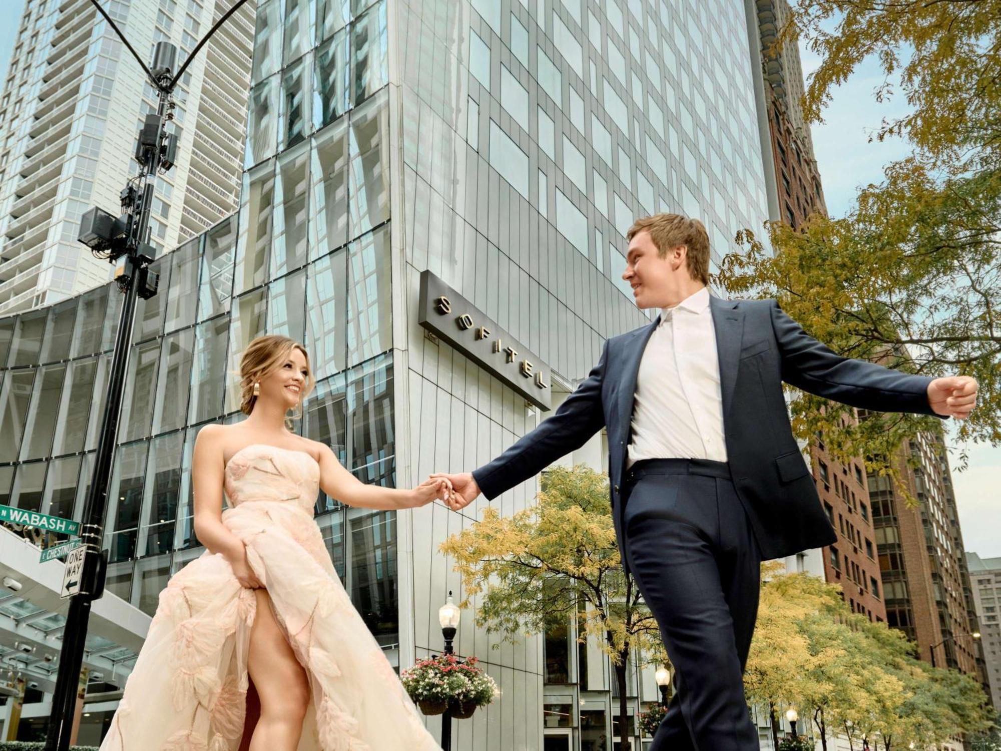 Sofitel Chicago Magnificent Mile Hotel Екстериор снимка Wedding couple in Chicago
