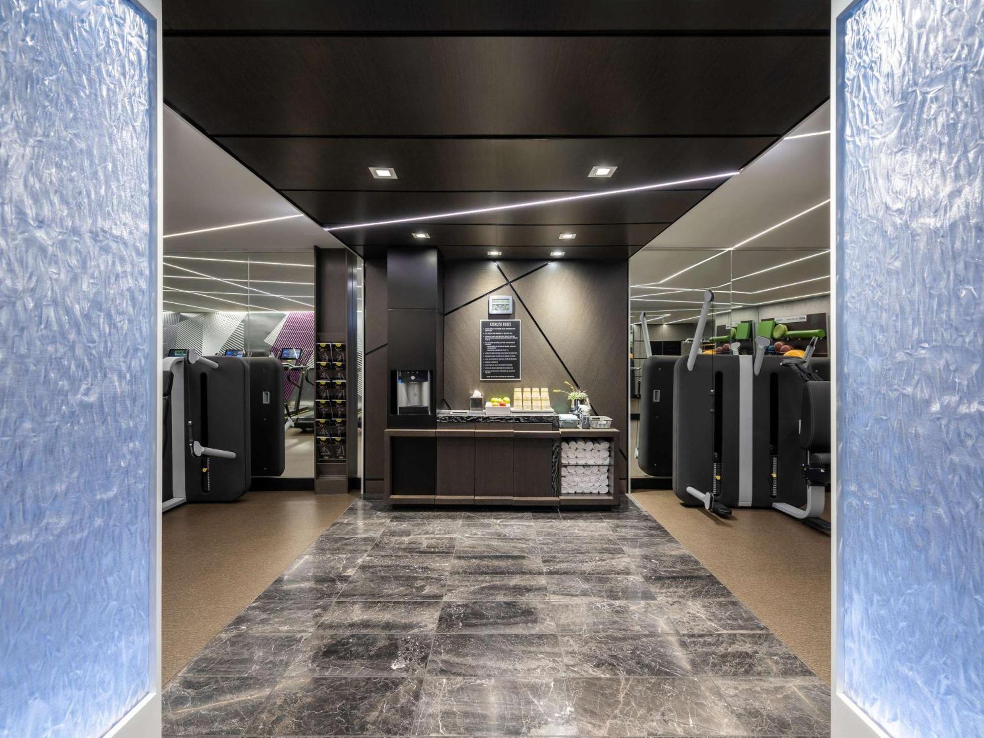 Sofitel Chicago Magnificent Mile Hotel Екстериор снимка The interior of the new office