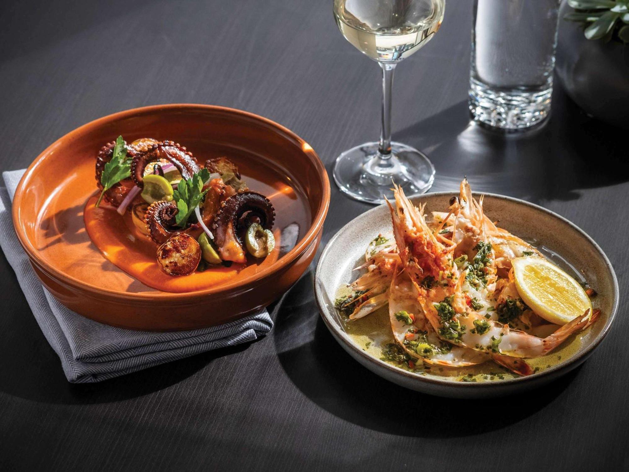 Sofitel Chicago Magnificent Mile Hotel Екстериор снимка Octopus and prawns