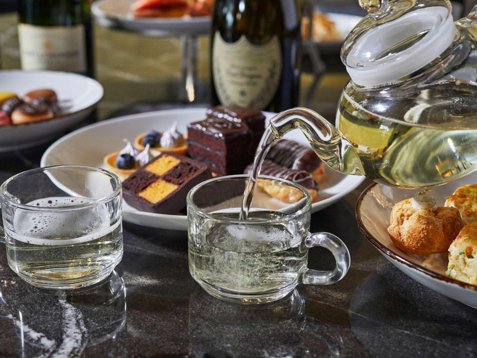 Sofitel Chicago Magnificent Mile Hotel Екстериор снимка A glass of Champagne being poured