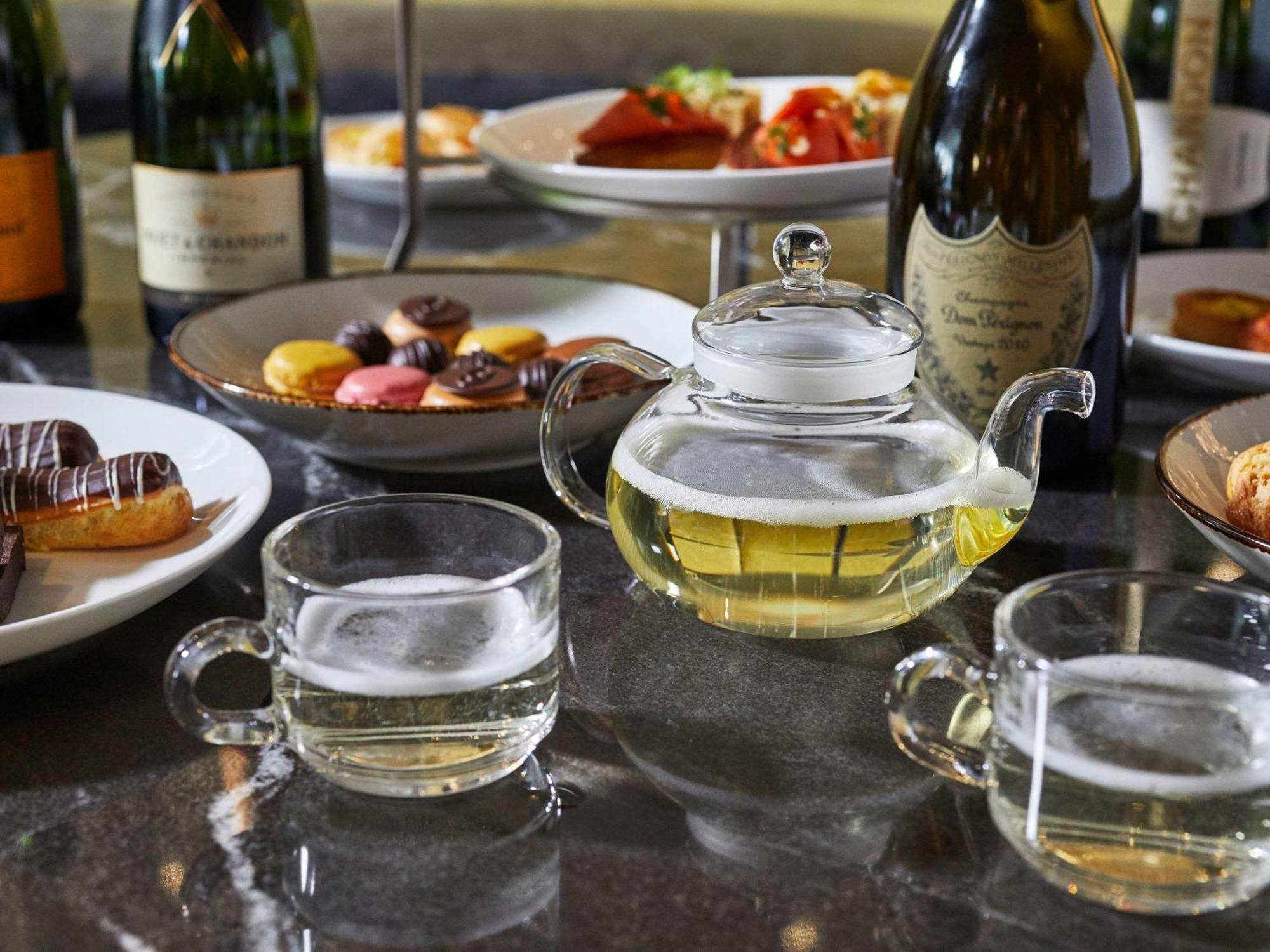 Sofitel Chicago Magnificent Mile Hotel Екстериор снимка A glass teapot of white tea