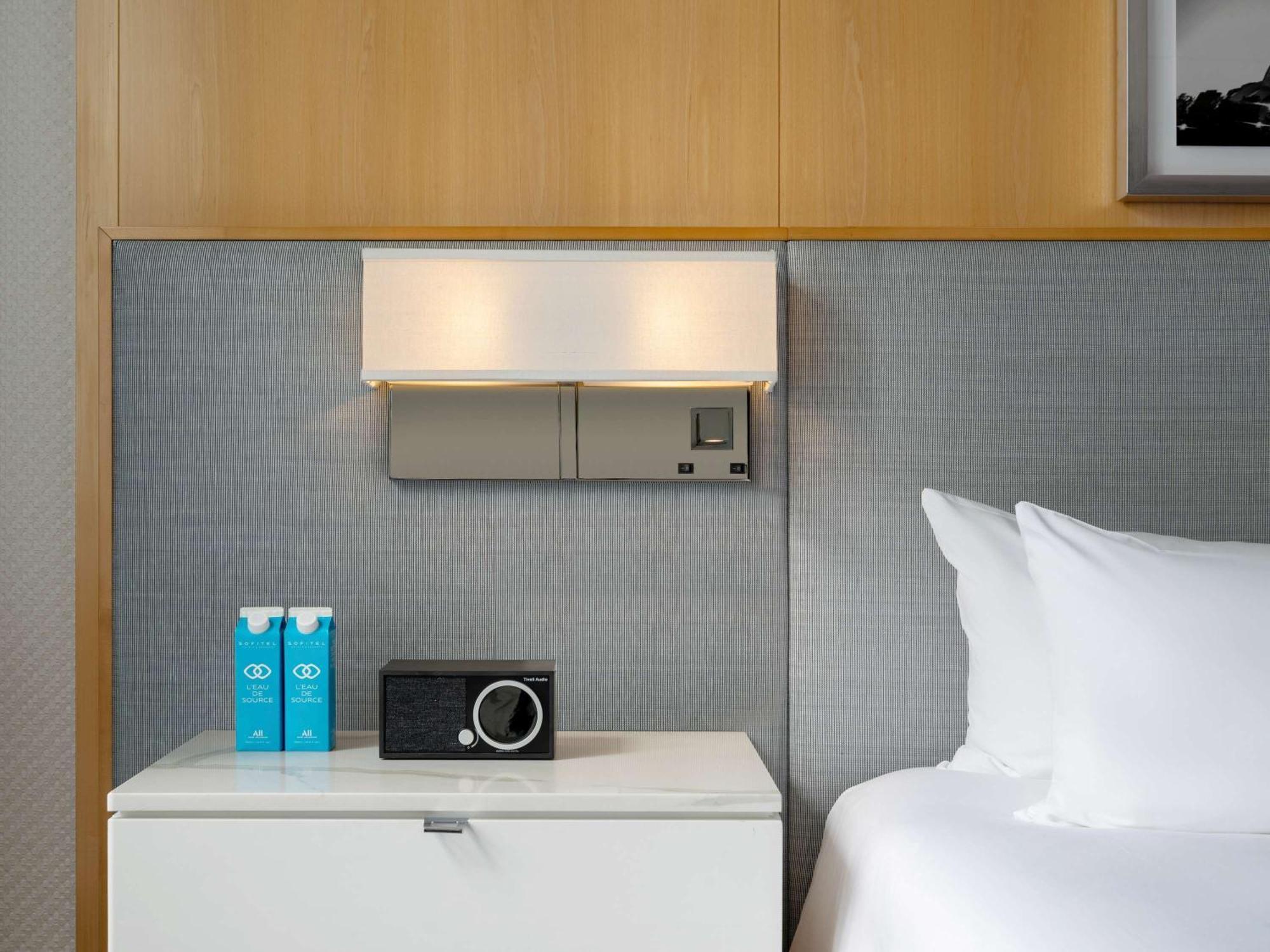 Sofitel Chicago Magnificent Mile Hotel Екстериор снимка A bedside table with a built-in alarm clock